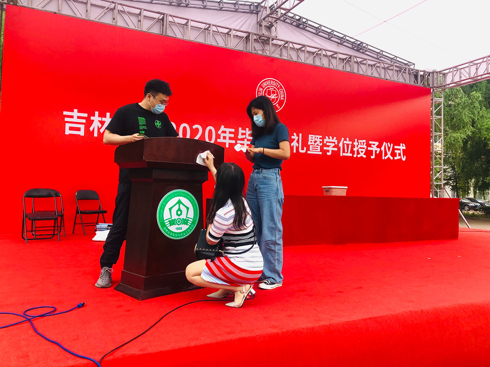 辅导员整理毕业典礼讲台