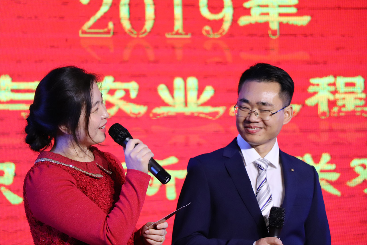 主持人:农业工程系党支部书记李大伟、副主任隋媛媛 主持人:农业工程系党支部书记李大伟、副主任隋媛媛