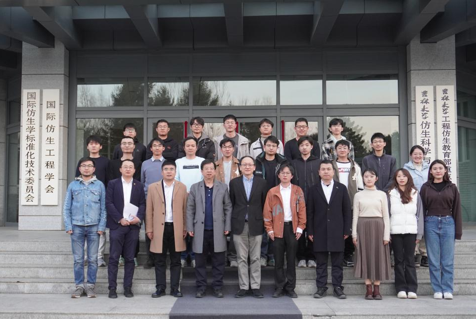 林立伟教授一行和与会师生代表合影 林立伟教授一行和与会师生代表合影