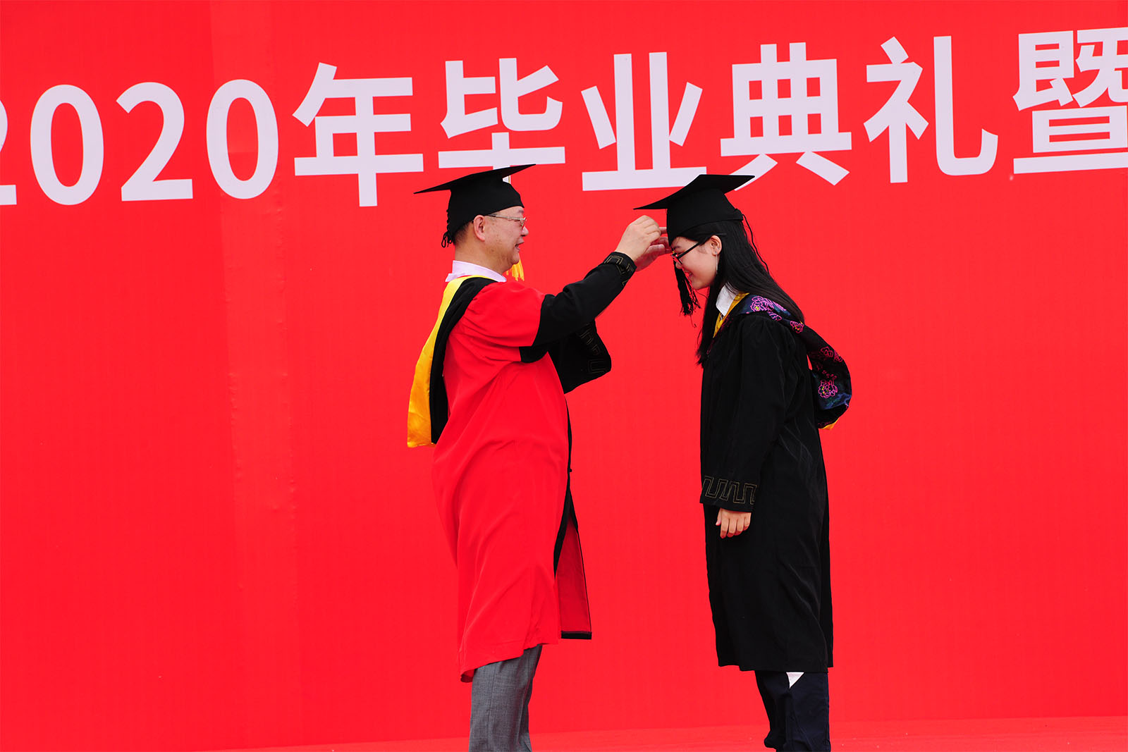 学位评定分委员会主席于海业教授为毕业生授予学位