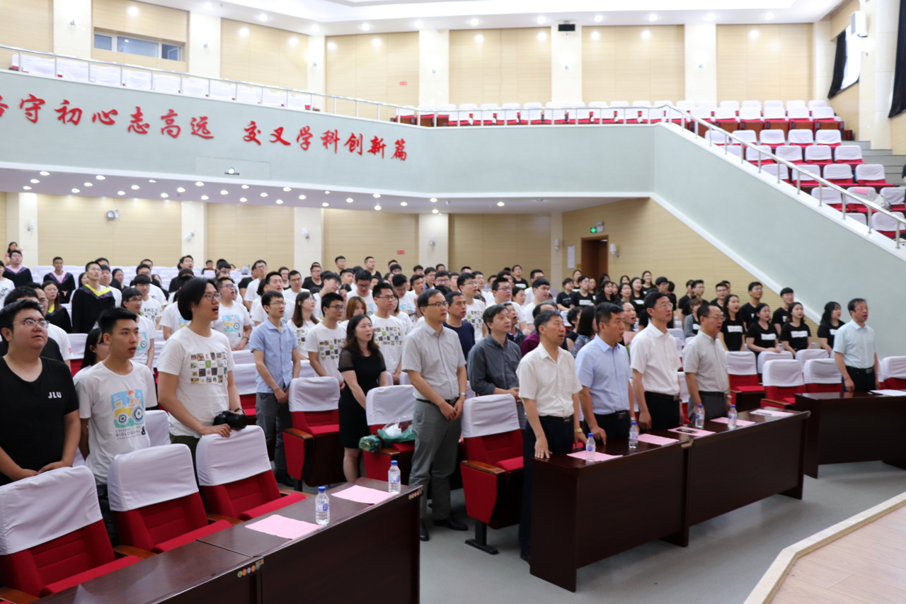 大会在隆重的国歌声中开幕