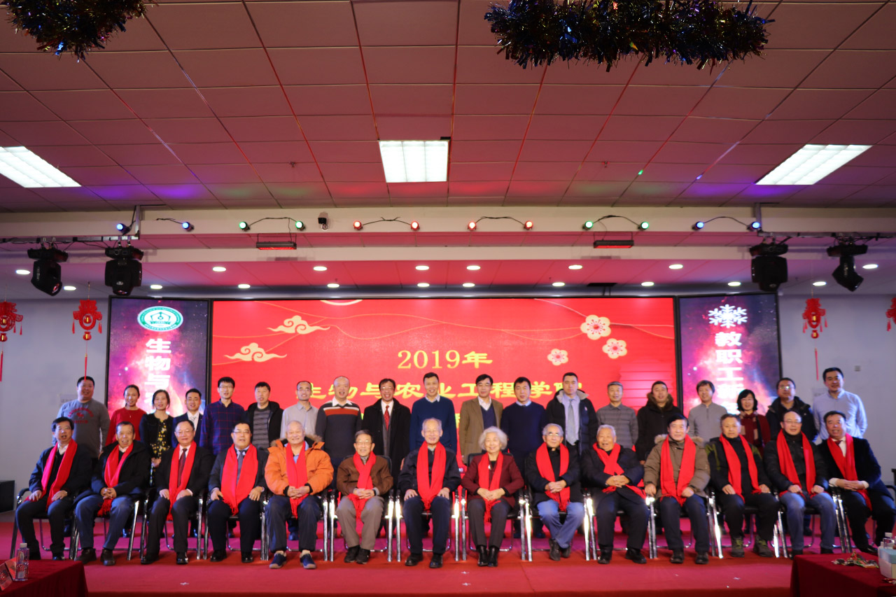 嘉宾与院系班子合影留念 嘉宾与院系班子合影留念