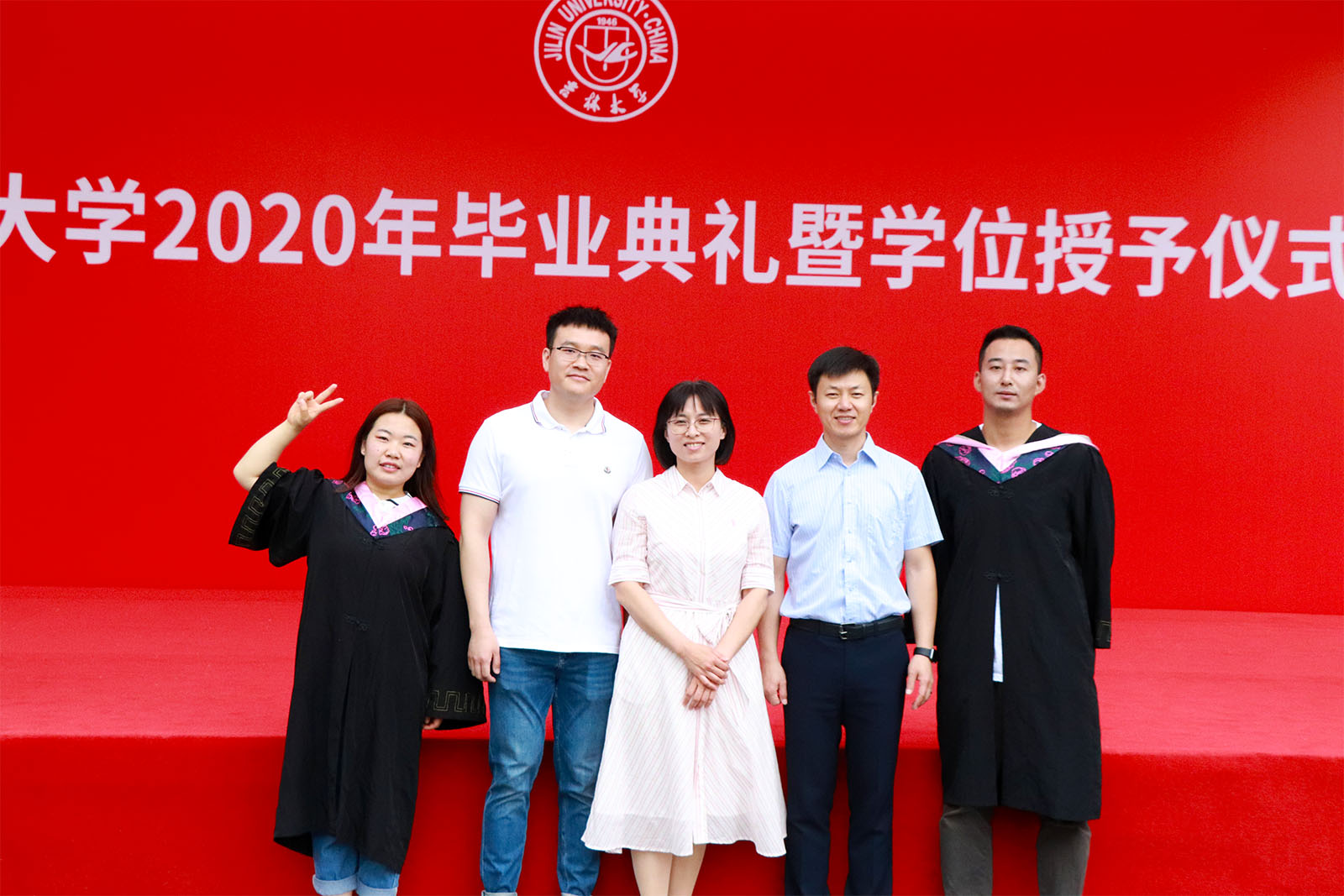 学生工作办公室与毕业生代表合影留念