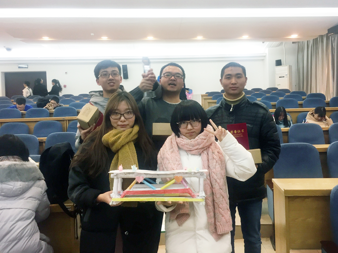 前排左起：伊韶静、王静。后排左起：王月、田濠、刘应奎。