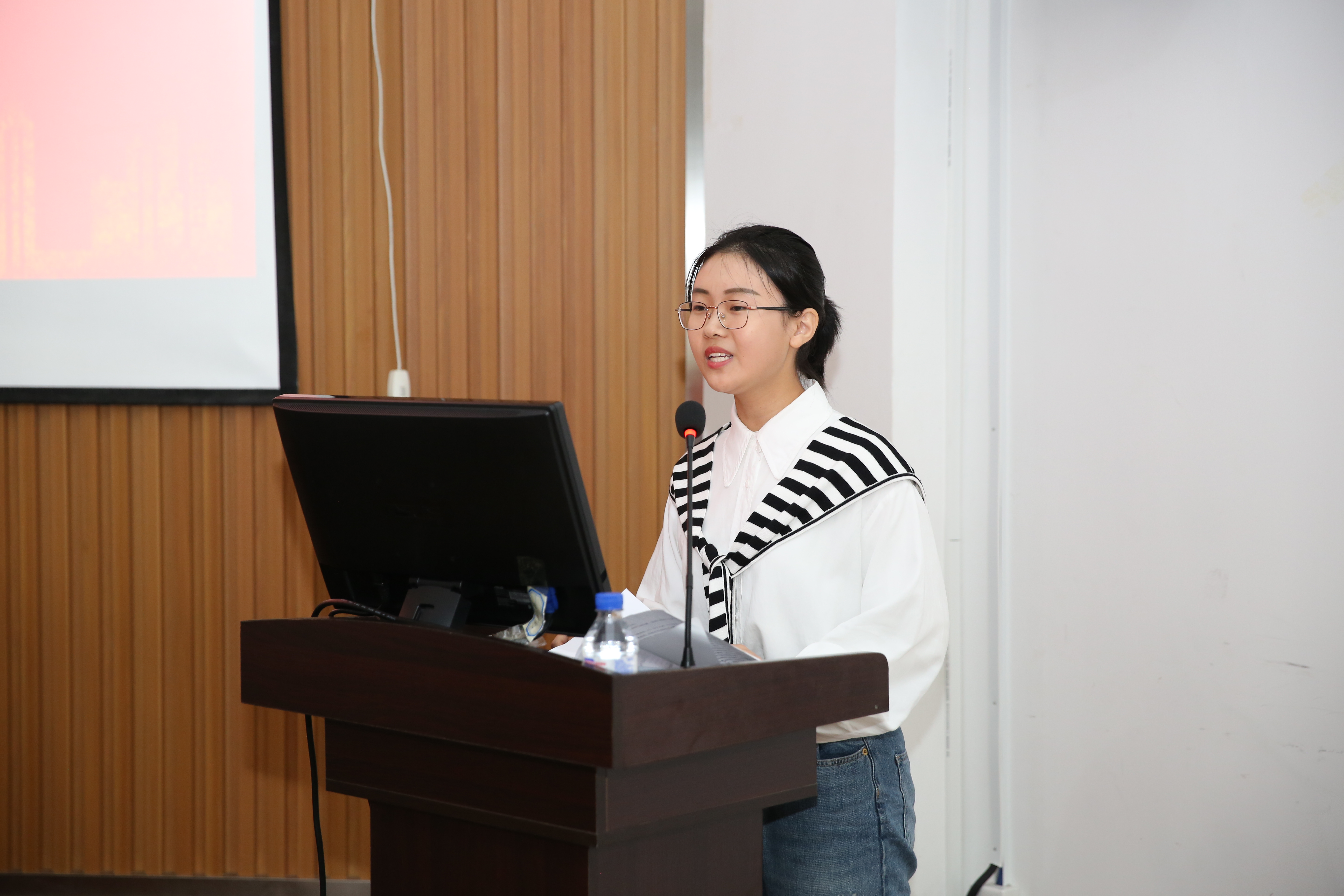 孙怡霖同学代表本科生发言 孙怡霖同学代表本科生发言