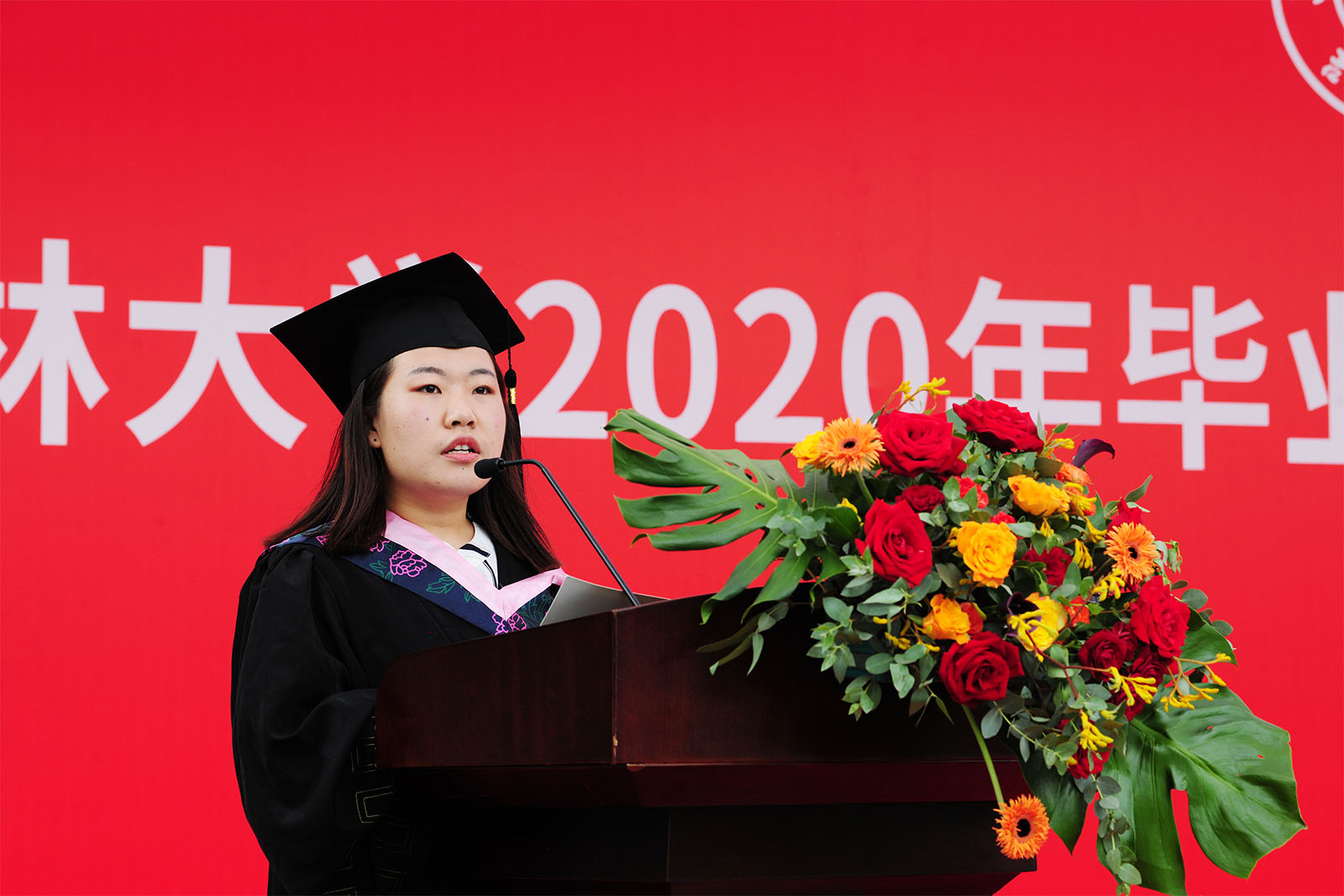 毕业生代表梁玉芳发言
